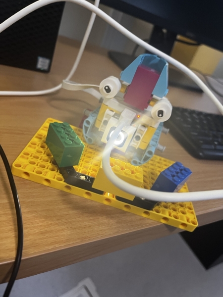 Lekcja informatyki z LEGO Education