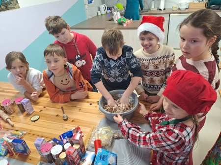 Mikołajkowe pierniczki w klasie III 